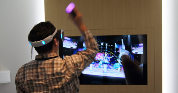 年甲斐もなく必死でサイリウムを振るVR部メンバー。