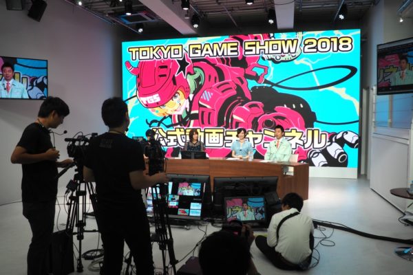 「東京ゲームショウ」三代目オフィシャルサポーターに有野課長──TGSの魅力を幅広い層の方に伝えるため、まずは報道陣と名刺交換_002