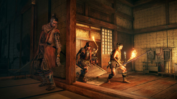 『SEKIRO』(隻狼)の魅力はプレイヤーが能動的に考えて行動するところにあり！ 『ダークソウル』、『Bloodborne』に連なる、殺意みなぎる敵との死闘【TGS2018】_003