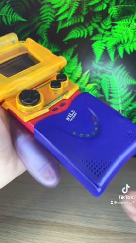 「ゲームボーイカラー」に数多の周辺機器を取り付ける動画が話題に_003