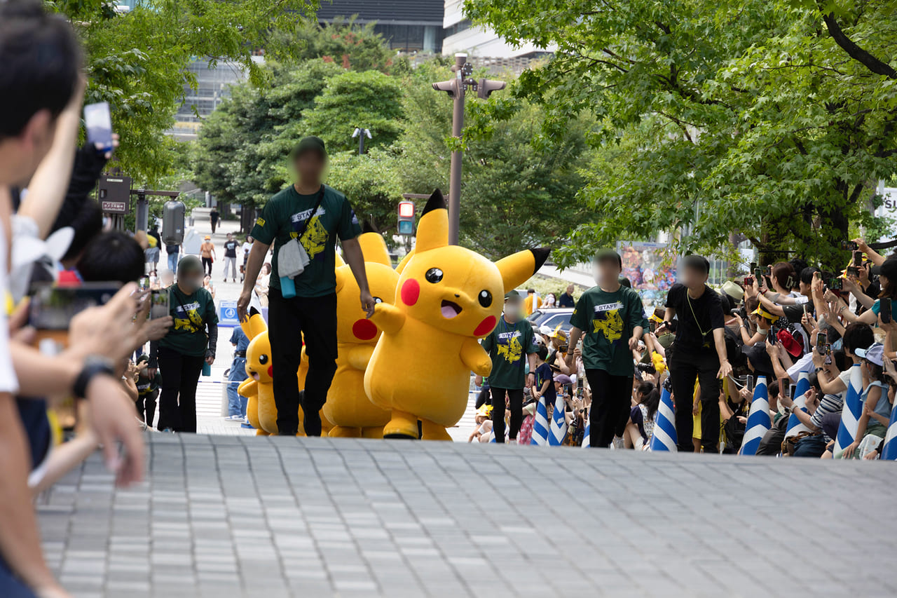 大量のピカチュウが横浜みなとみらいを圧巻！ 息の合った大行進やダンスを披露。目の表情が少し違う“イケメン”なピカチュウも登場し、会場を盛り上げる_002