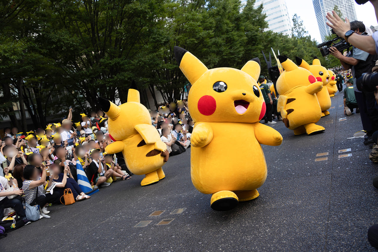 大量のピカチュウが横浜みなとみらいを圧巻！ 息の合った大行進やダンスを披露。目の表情が少し違う“イケメン”なピカチュウも登場し、会場を盛り上げる_004