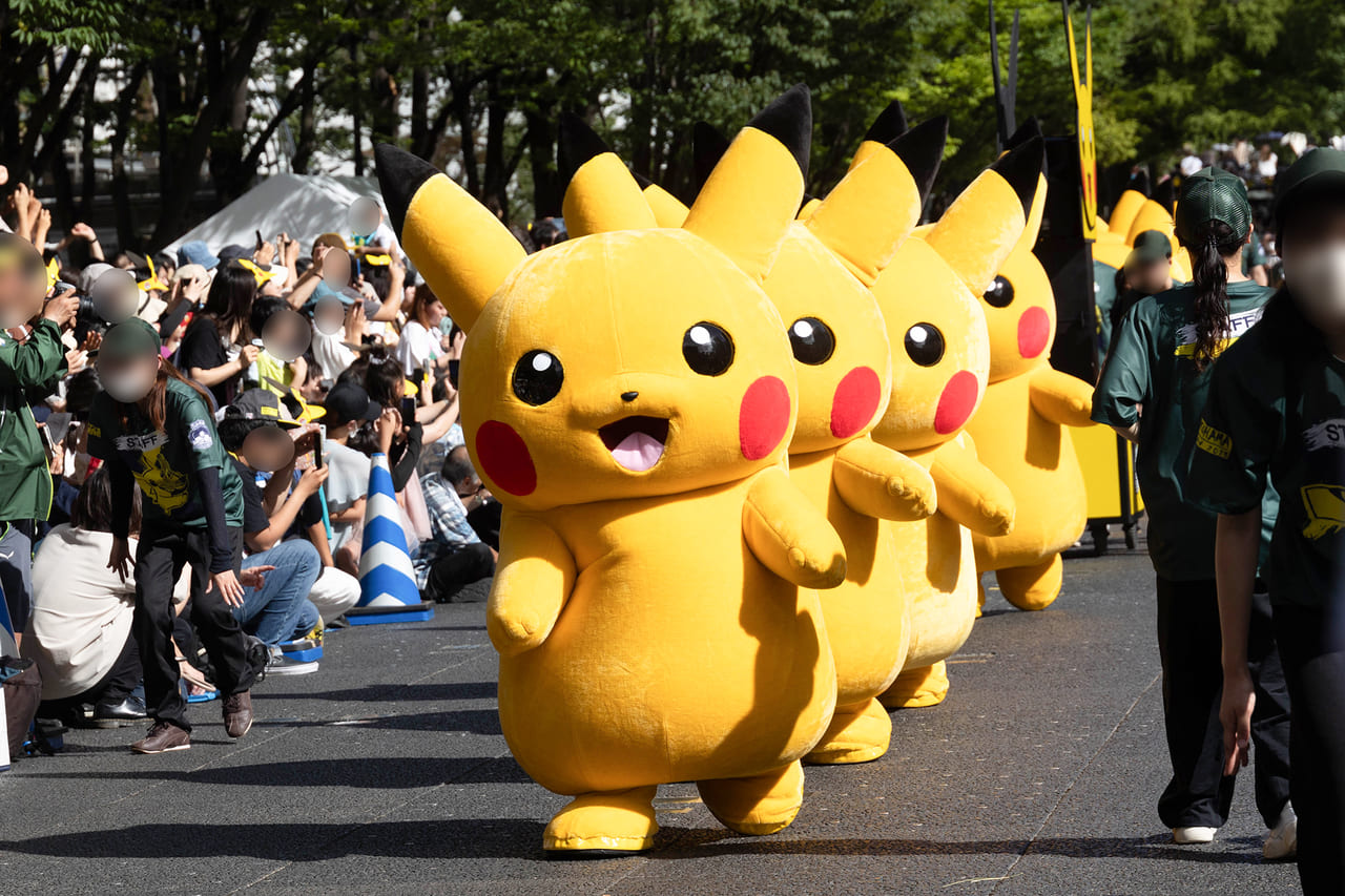 大量のピカチュウが横浜みなとみらいを圧巻！ 息の合った大行進やダンスを披露。目の表情が少し違う“イケメン”なピカチュウも登場し、会場を盛り上げる_006