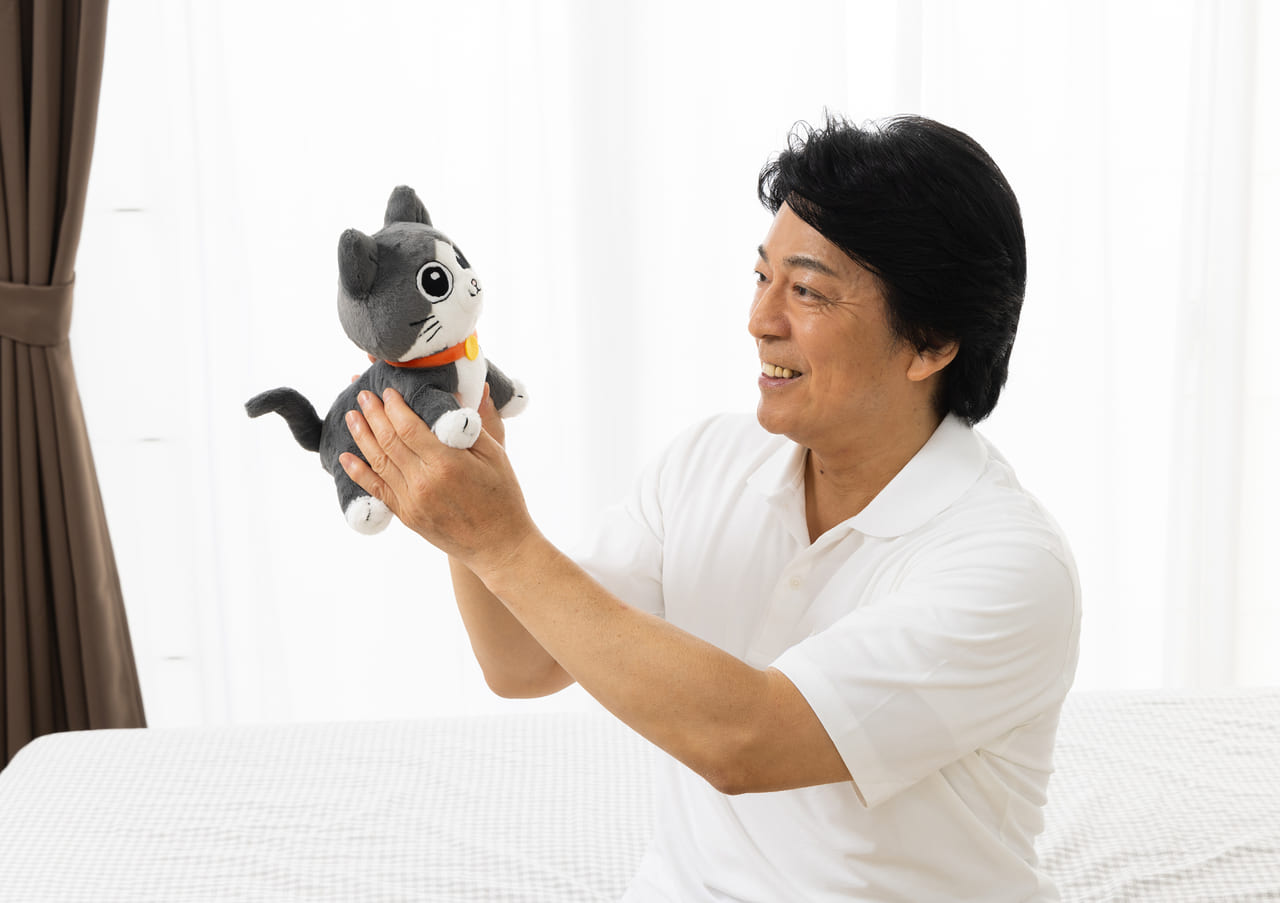 『ねこに転生したおじさん』の「プンちゃん」と「てぷちゃん」の等身大ぬいぐるみが発売決定_006