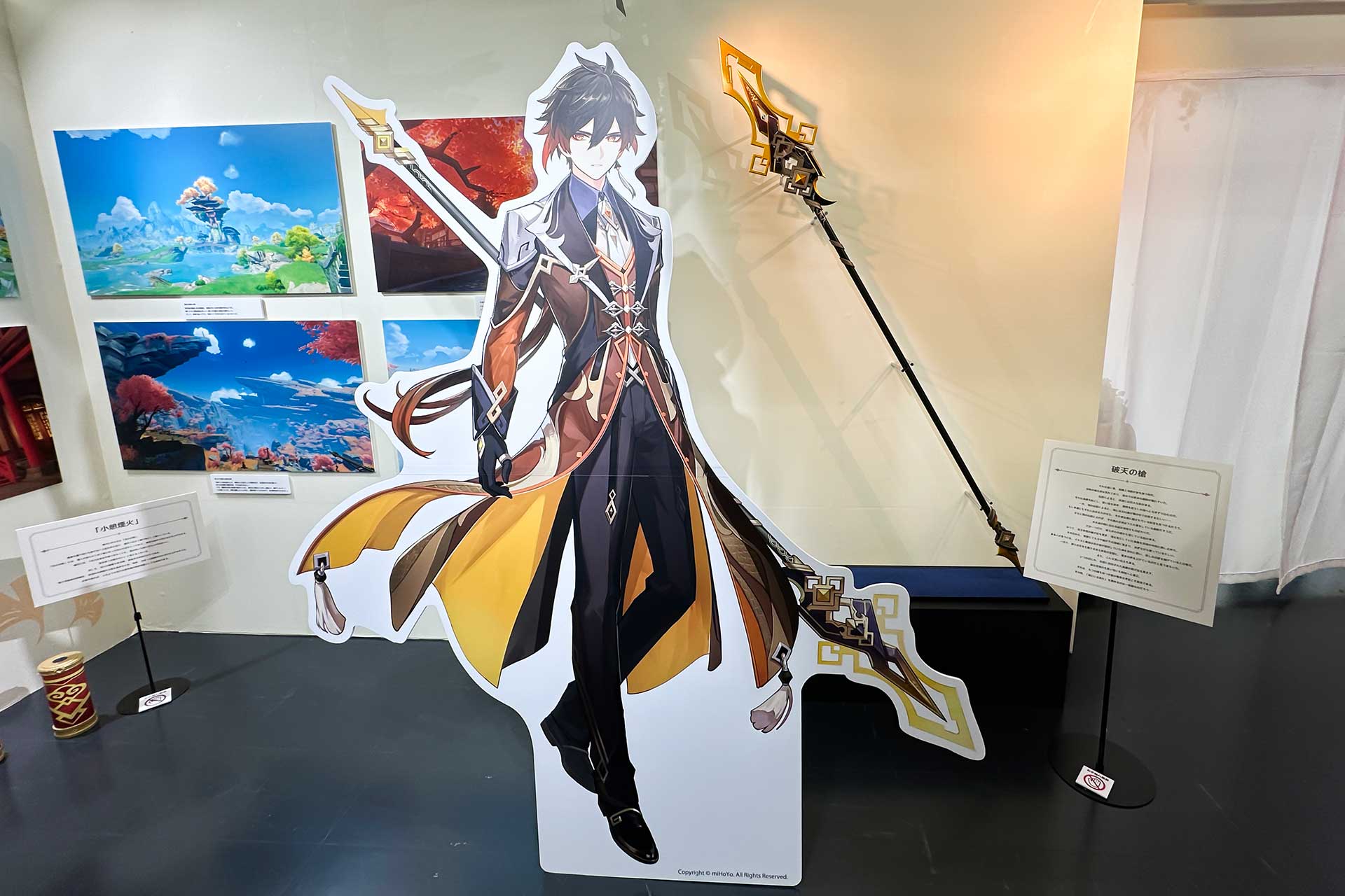 「原神展～たびごころの赴くままに～」レポート：テイワットの国々を巡る展示会、キャラパネルのほか武器など造形物も展示_012