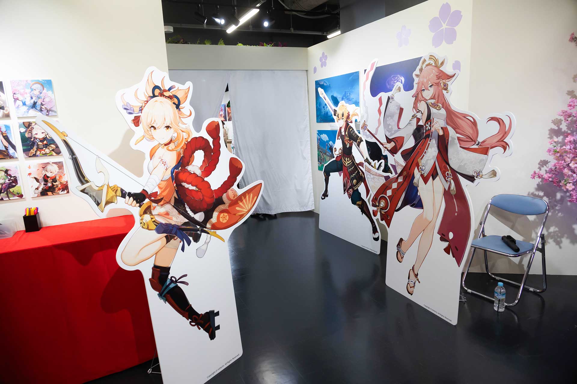 「原神展～たびごころの赴くままに～」レポート：テイワットの国々を巡る展示会、キャラパネルのほか武器など造形物も展示_015