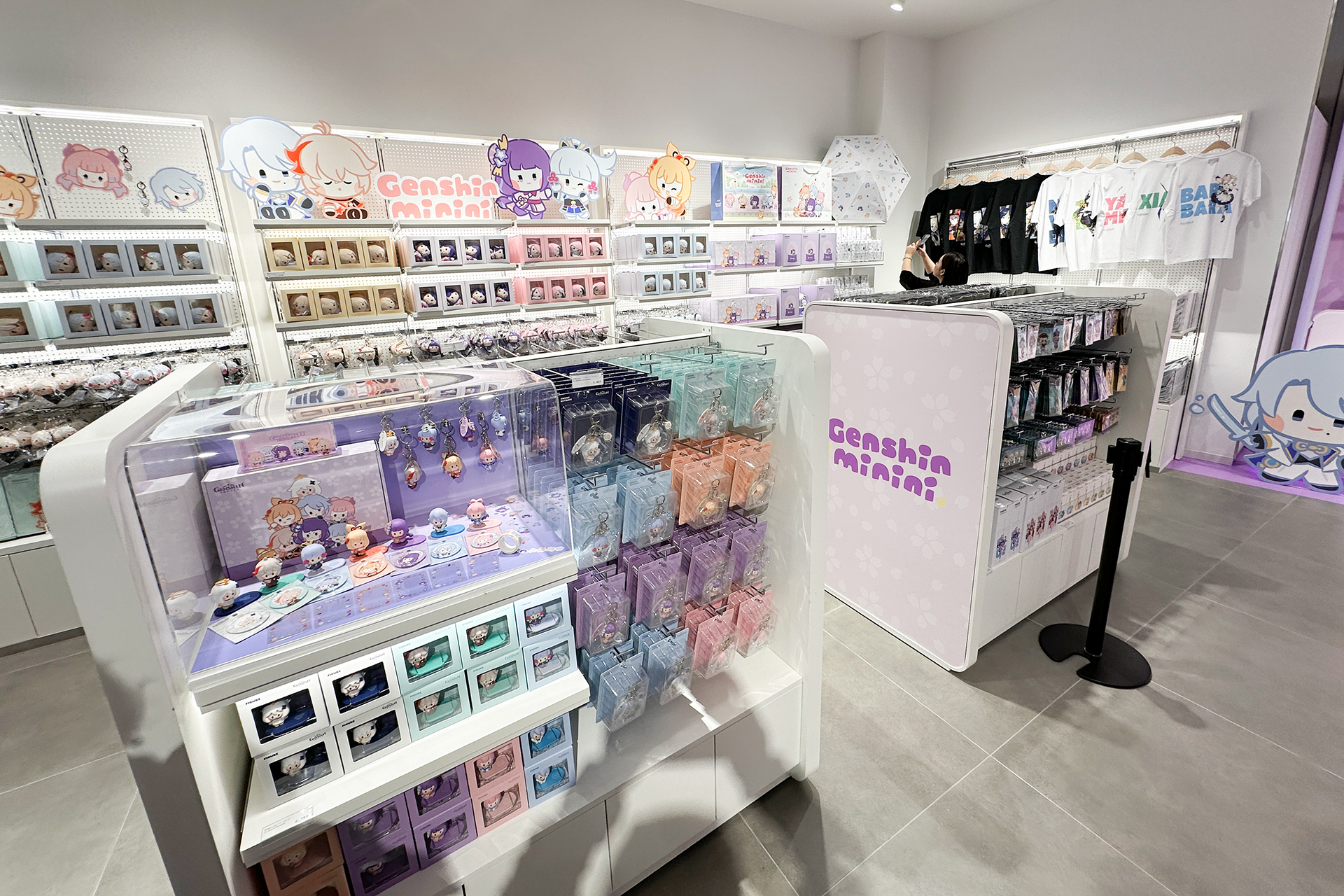 「原神 minini POP-UP」レポート：ぬいぐるみやキーリングなどラインナップ、フォトスポットも充実_001