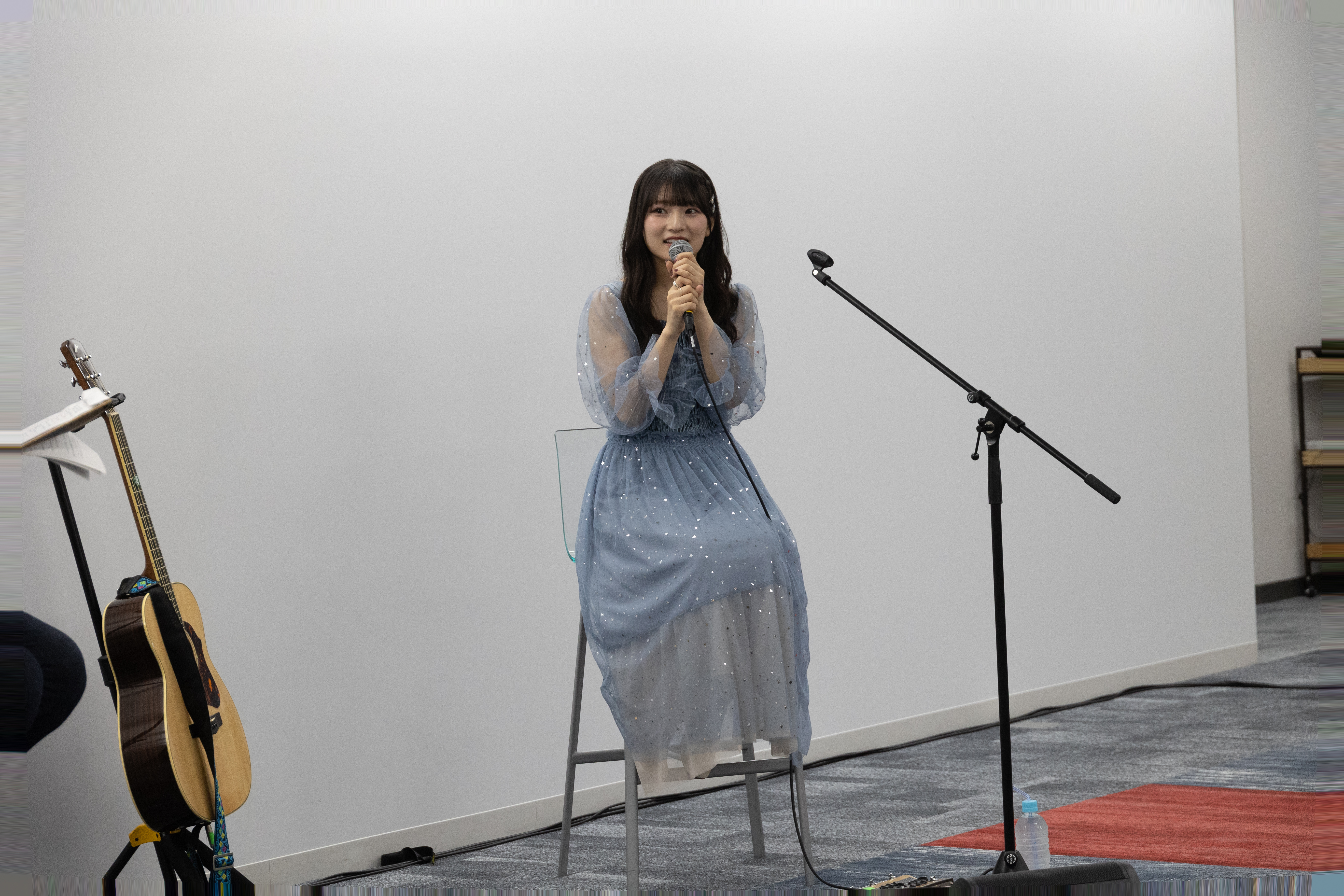 青木陽菜ミニトークライブ&お渡し会レポート：弾き語りも披露、青木さんの優しい歌声とギターが会場を包み込む。自らの音楽ルーツも語る_001