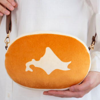 「北海道チーズ蒸しケーキ」のポーチを付属したムック本が発売へ。もっちりふわふわの質感や「北海道マーク」もばっちり再現_002