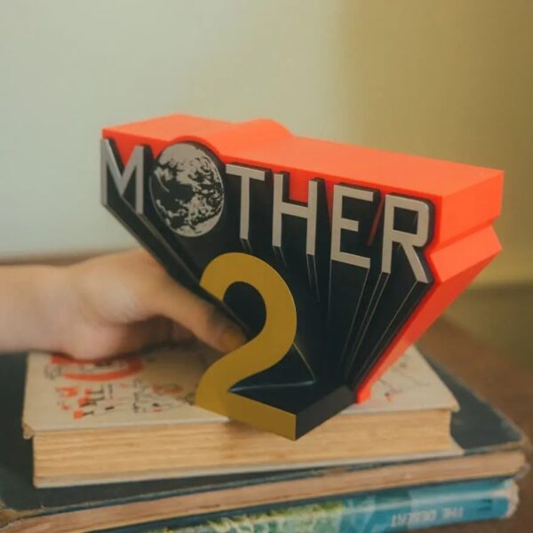 『MOTHER』シリーズからどせいさんパタパタ時計と立体ロゴフィギュアが登場_001