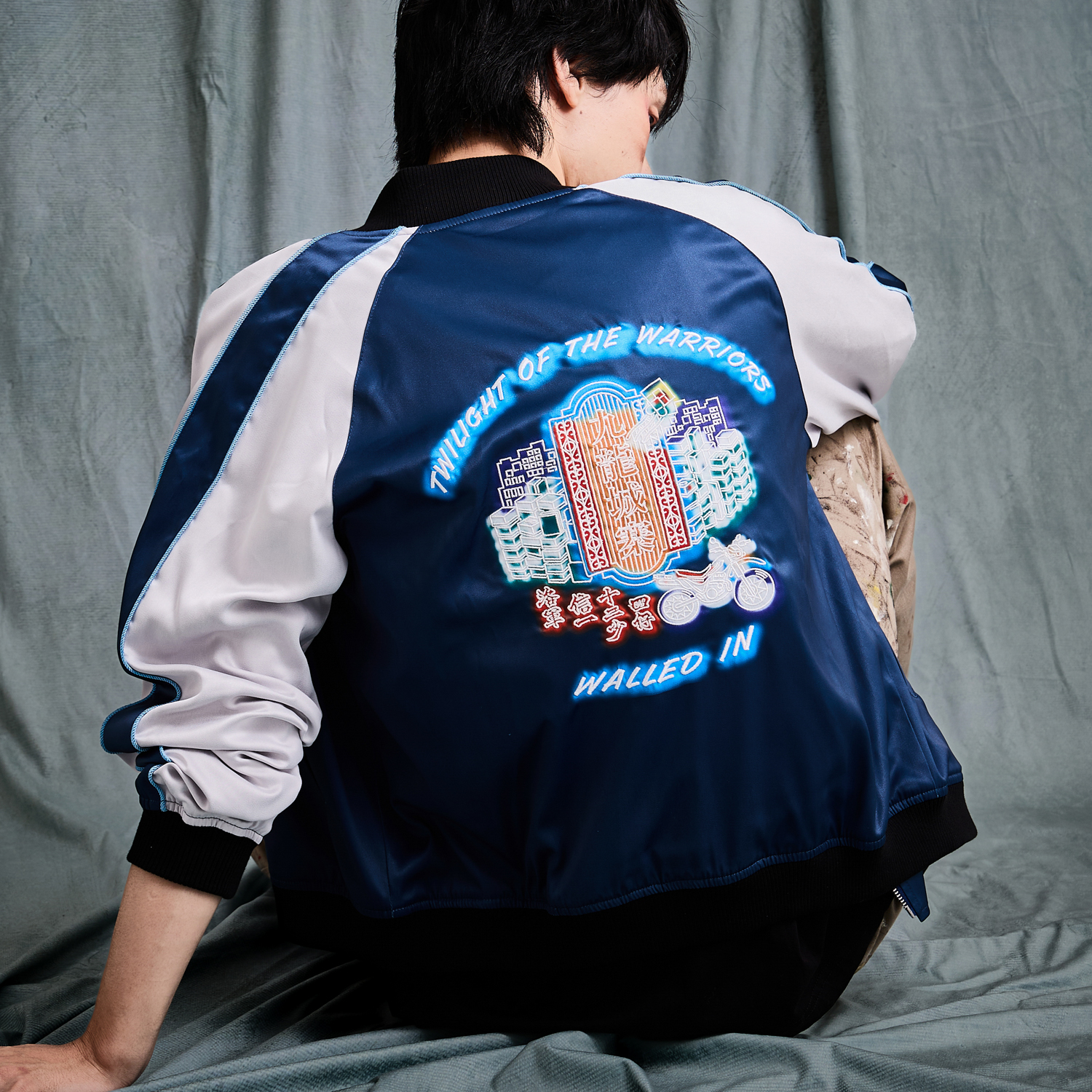 『トワイライト・ウォリアーズ 決戦！九龍城砦』のスカジャンが予約開始、ネオン看板を刺繍とプリントで再現。価格は3万3000円_012