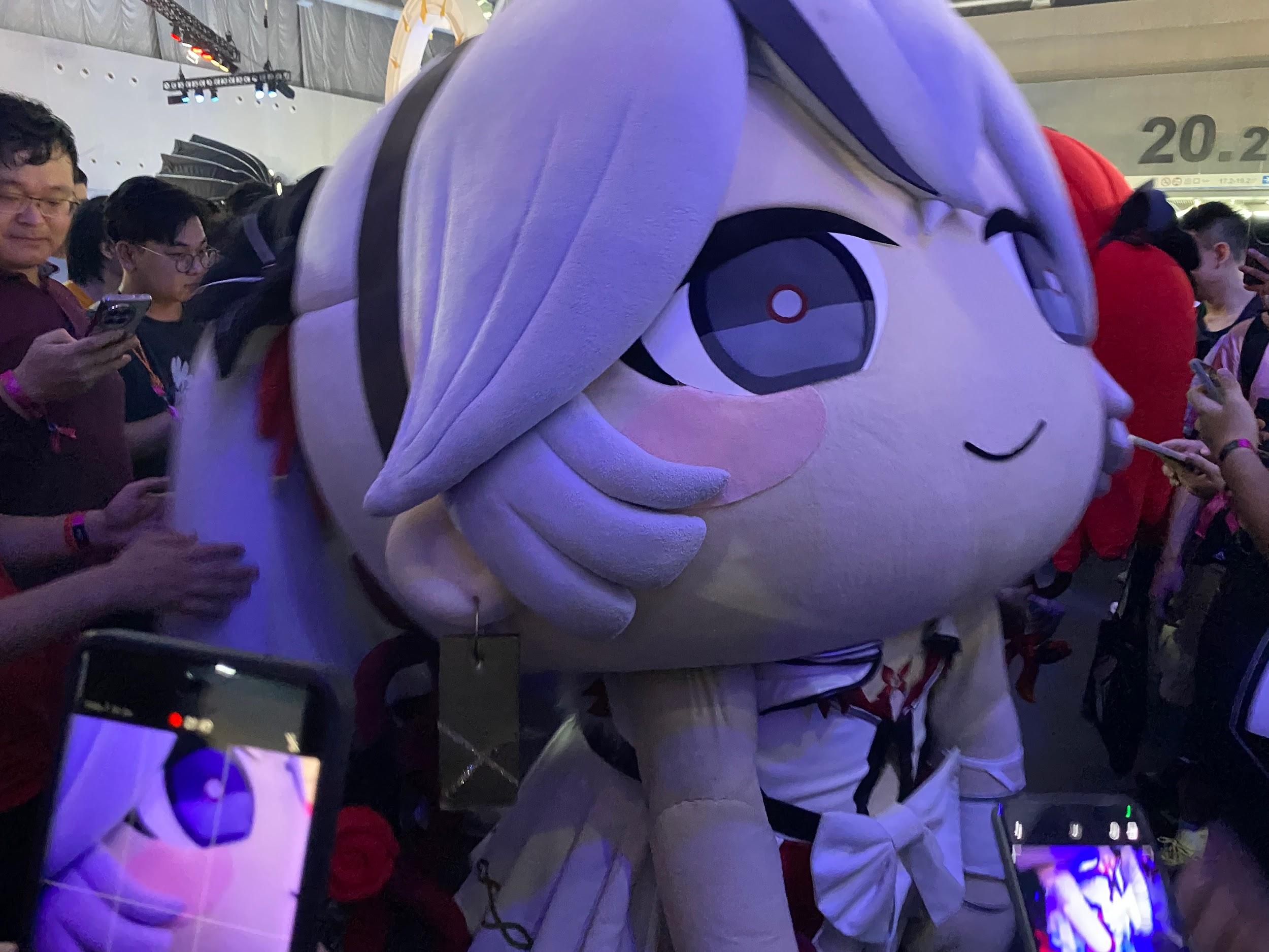 『鳴潮』イベントレポート:中国限定オフラインイベントで降臨した「着ぐるみツバキ」の無法ムーブが容赦なさすぎた_004