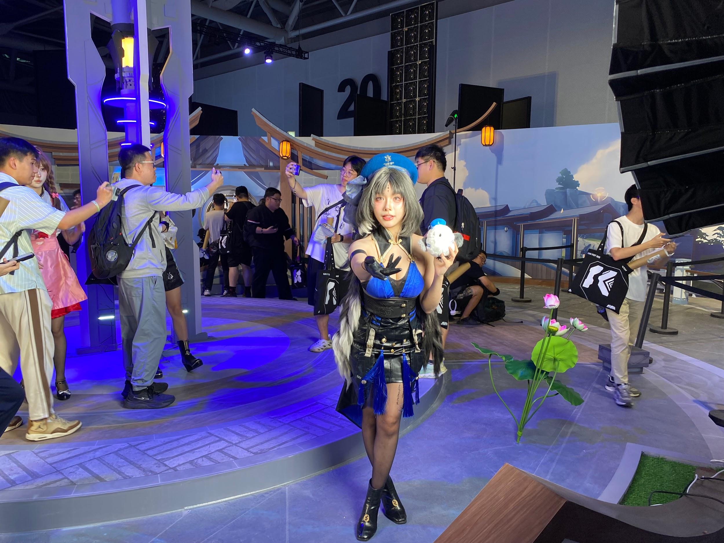 『鳴潮』イベントレポート:中国限定オフラインイベントで降臨した「着ぐるみツバキ」の無法ムーブが容赦なさすぎた_007