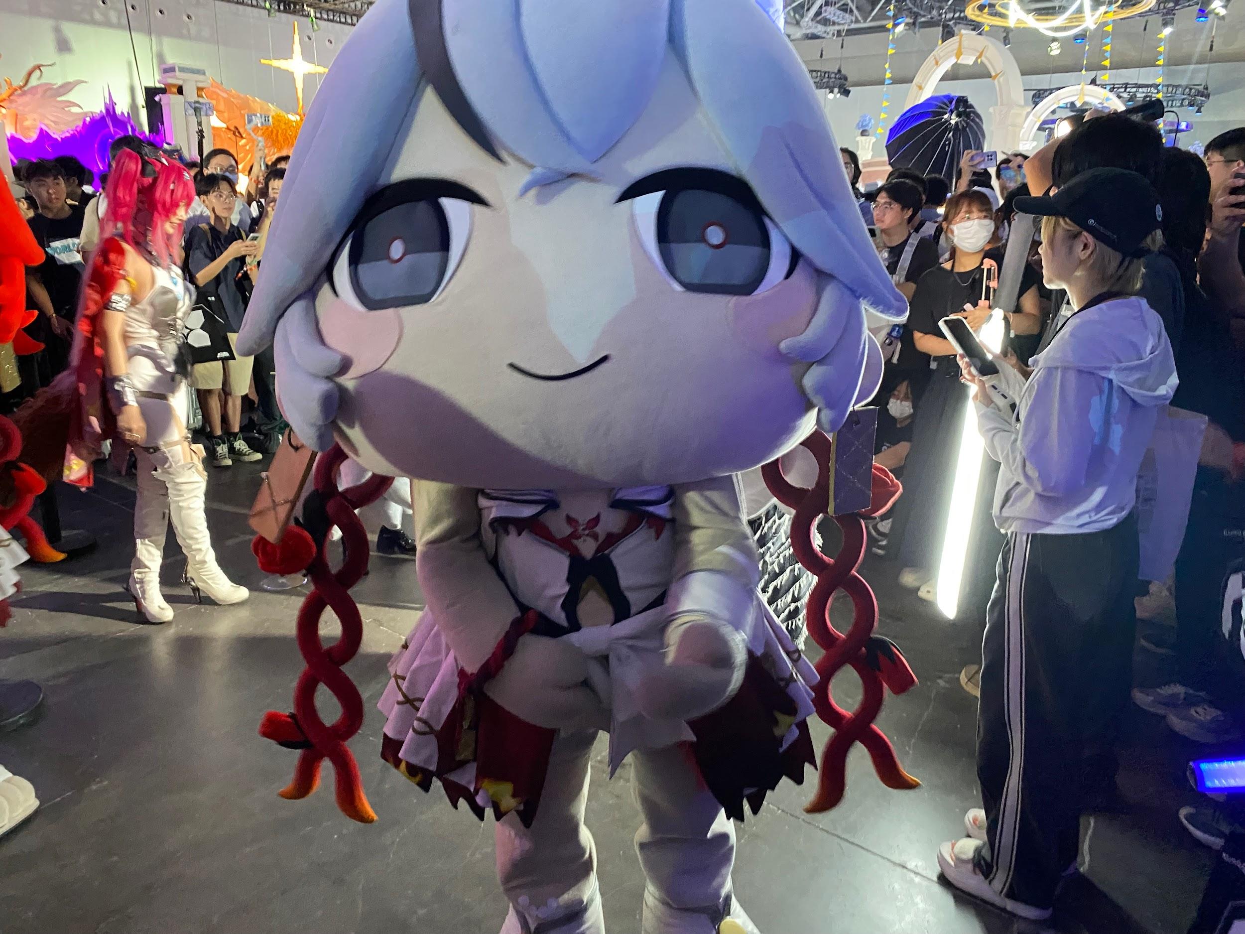 『鳴潮』イベントレポート:中国限定オフラインイベントで降臨した「着ぐるみツバキ」の無法ムーブが容赦なさすぎた_018