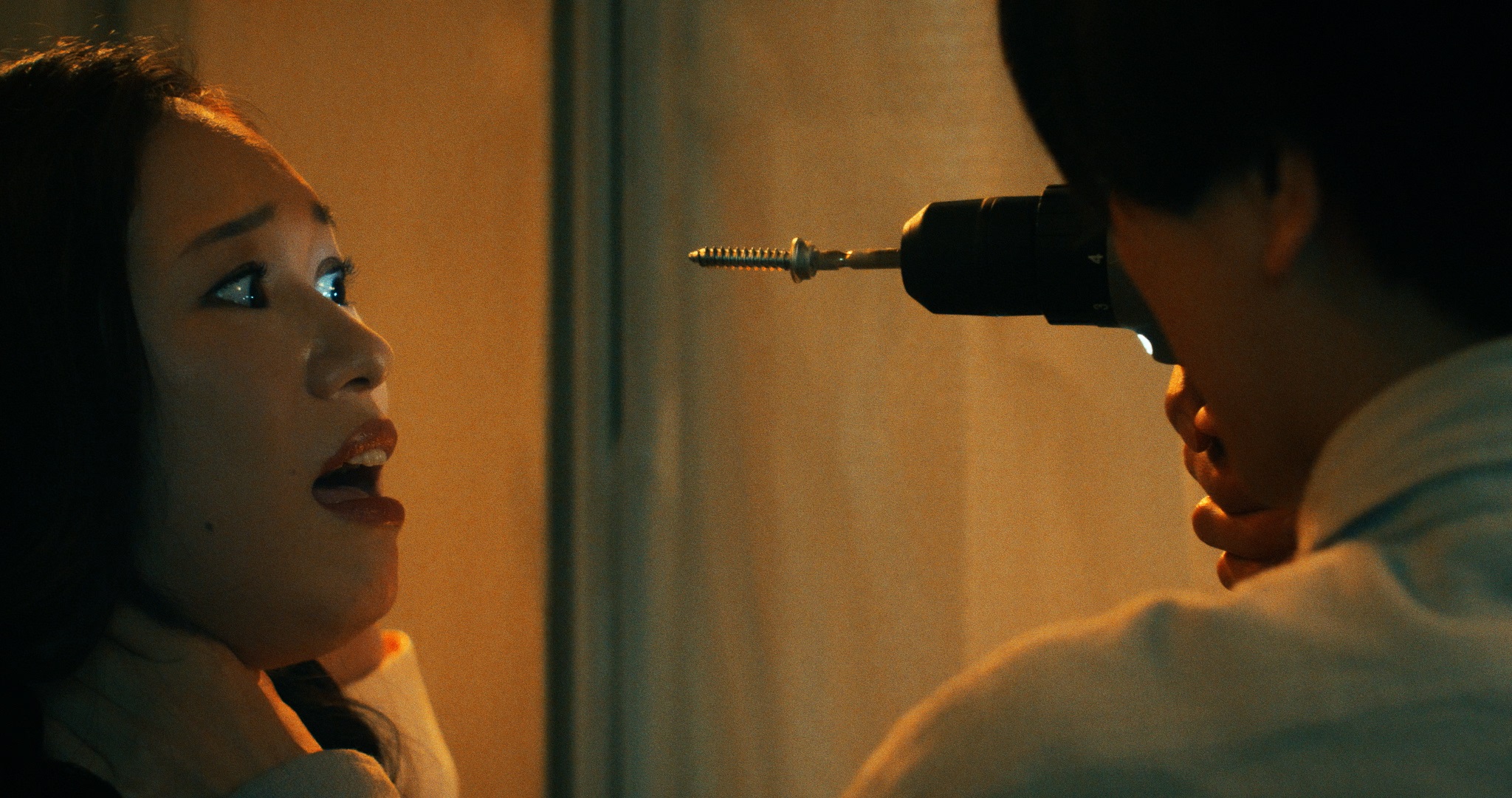 『インコンプリート・チェアーズ』場面写真が公開。“人体で椅子を作る”R18ハードコアスラッシャー映画_002