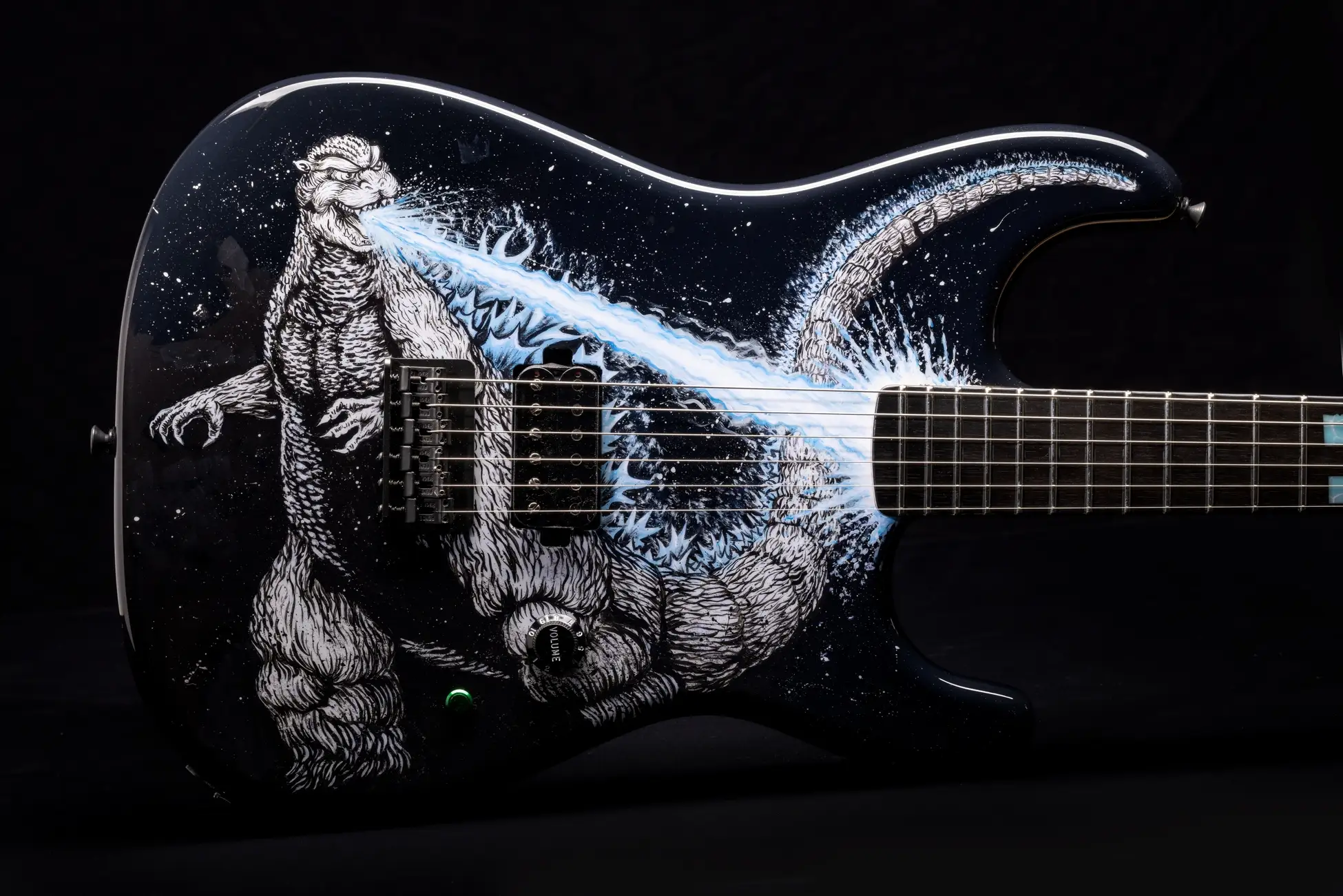 『ゴジラ』の特別仕様ギターが「550万円」で登場。咆哮を鳴らす機能や発光する機能も_008