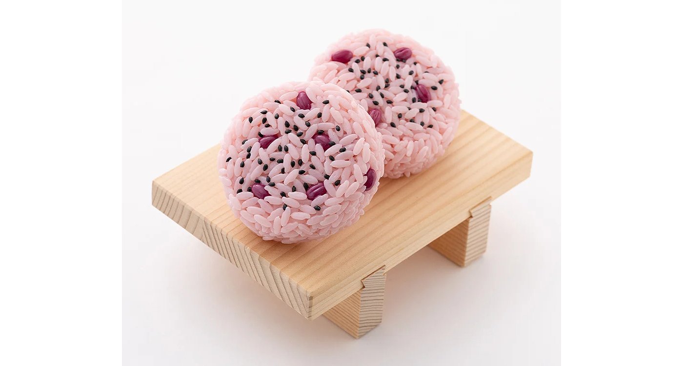 「赤飯おにぎり」がまさかの“プラモデル”に。パーツ総数“1776ヶ”の狂気のプラキットが誕生。「ごま団子プラモ」や「おにぎりプラモ」など手がけたブランドの新作となり、本日より予約開始