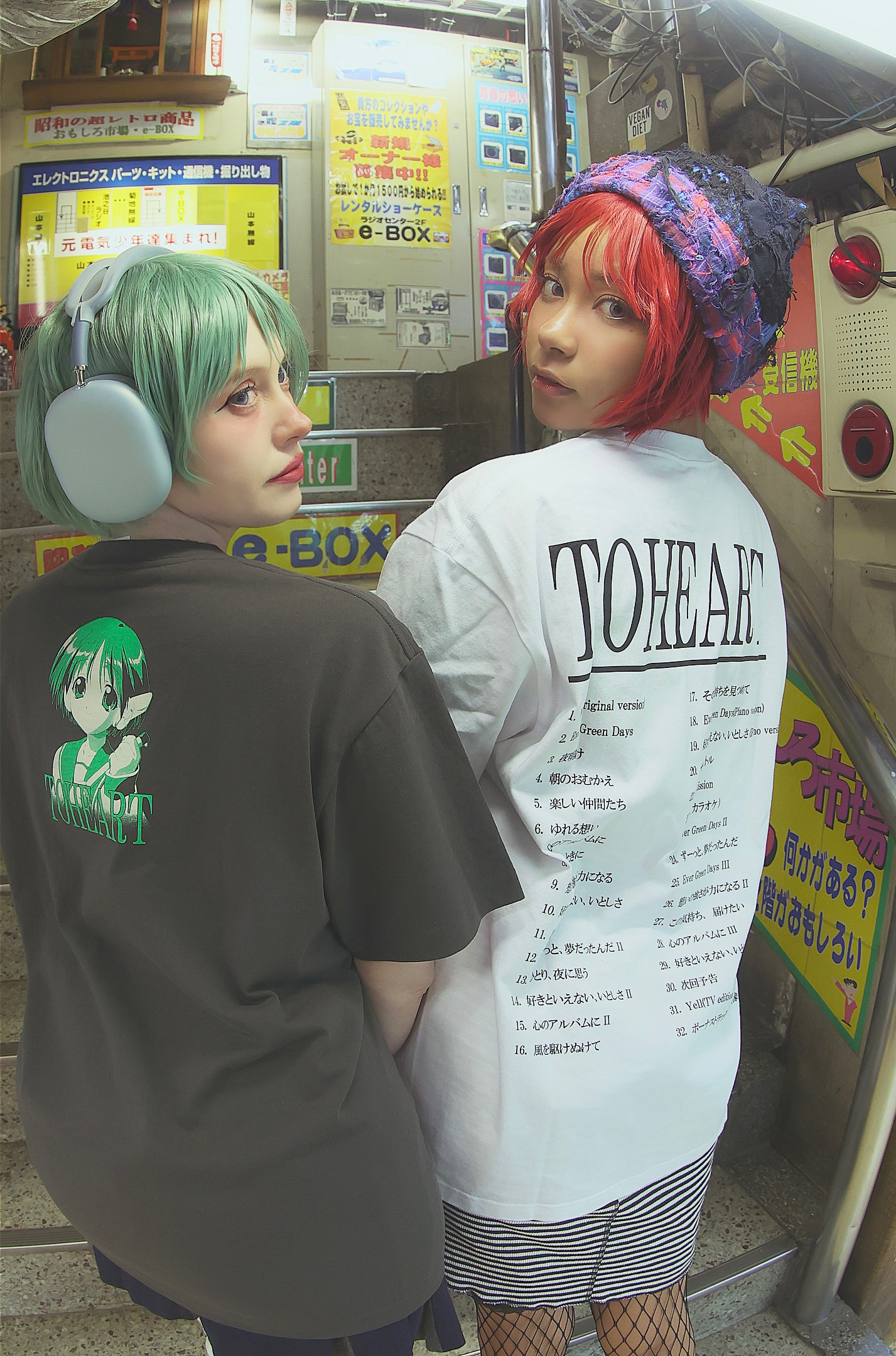 『ToHeart』1999年放映のTVアニメイラストを用いたTシャツが発売決定。TVアニメ第1巻に描かれた印象的なジャケットイラストや、「神岸あかり」が「HMX-12“マルチ”」を抱いている象徴的なイラストをデザインした2種類のシャツが登場_016