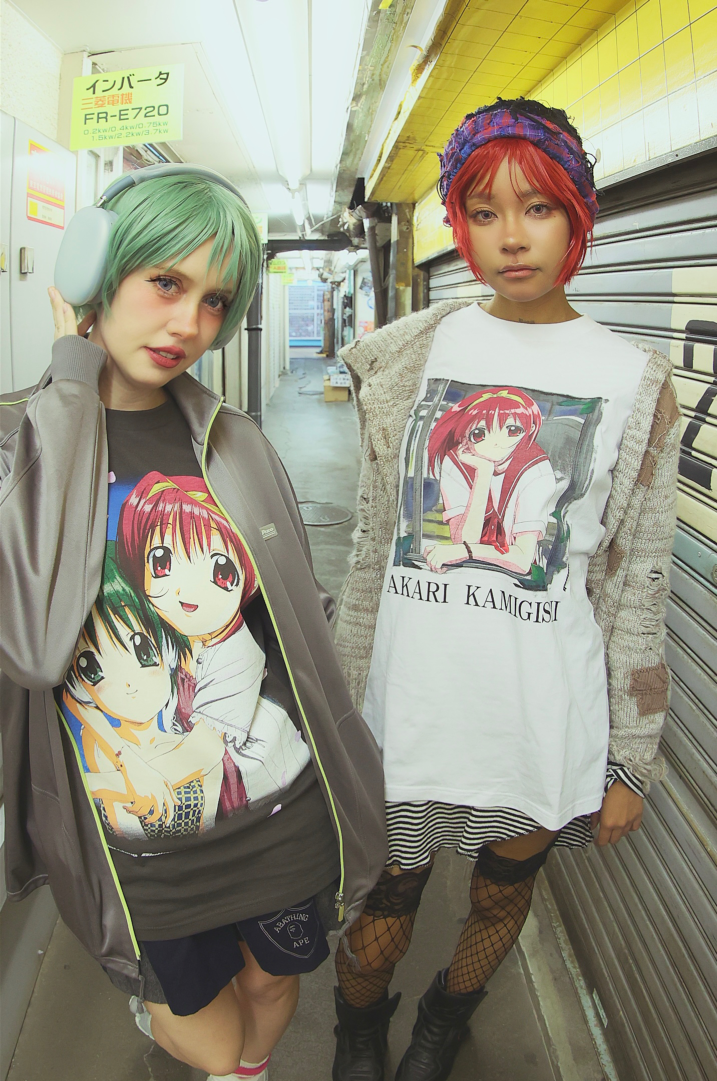 『ToHeart』1999年放映のTVアニメイラストを用いたTシャツが発売決定。TVアニメ第1巻に描かれた印象的なジャケットイラストや、「神岸あかり」が「HMX-12“マルチ”」を抱いている象徴的なイラストをデザインした2種類のシャツが登場_001