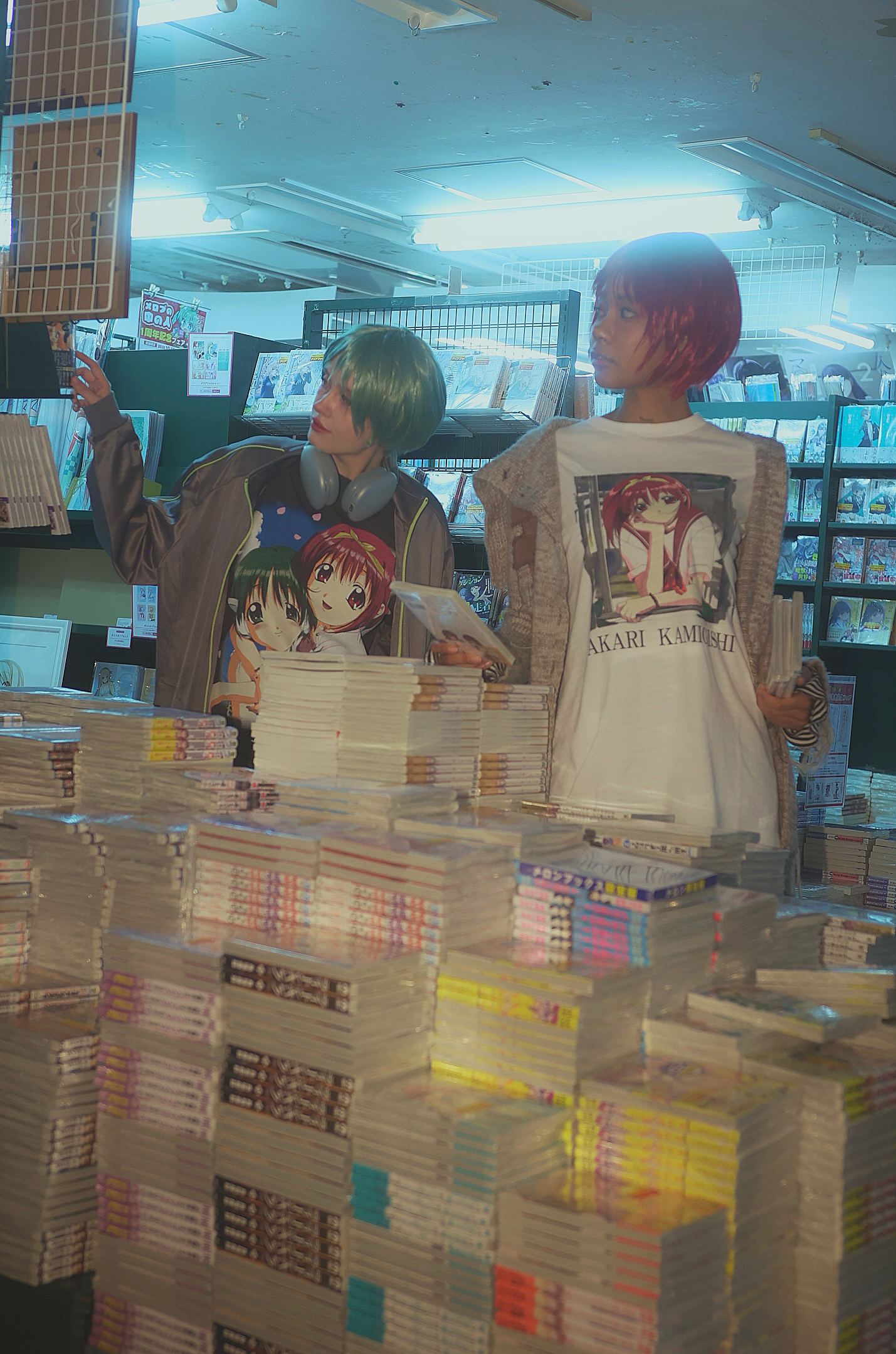 『ToHeart』1999年放映のTVアニメイラストを用いたTシャツが発売決定。TVアニメ第1巻に描かれた印象的なジャケットイラストや、「神岸あかり」が「HMX-12“マルチ”」を抱いている象徴的なイラストをデザインした2種類のシャツが登場_010