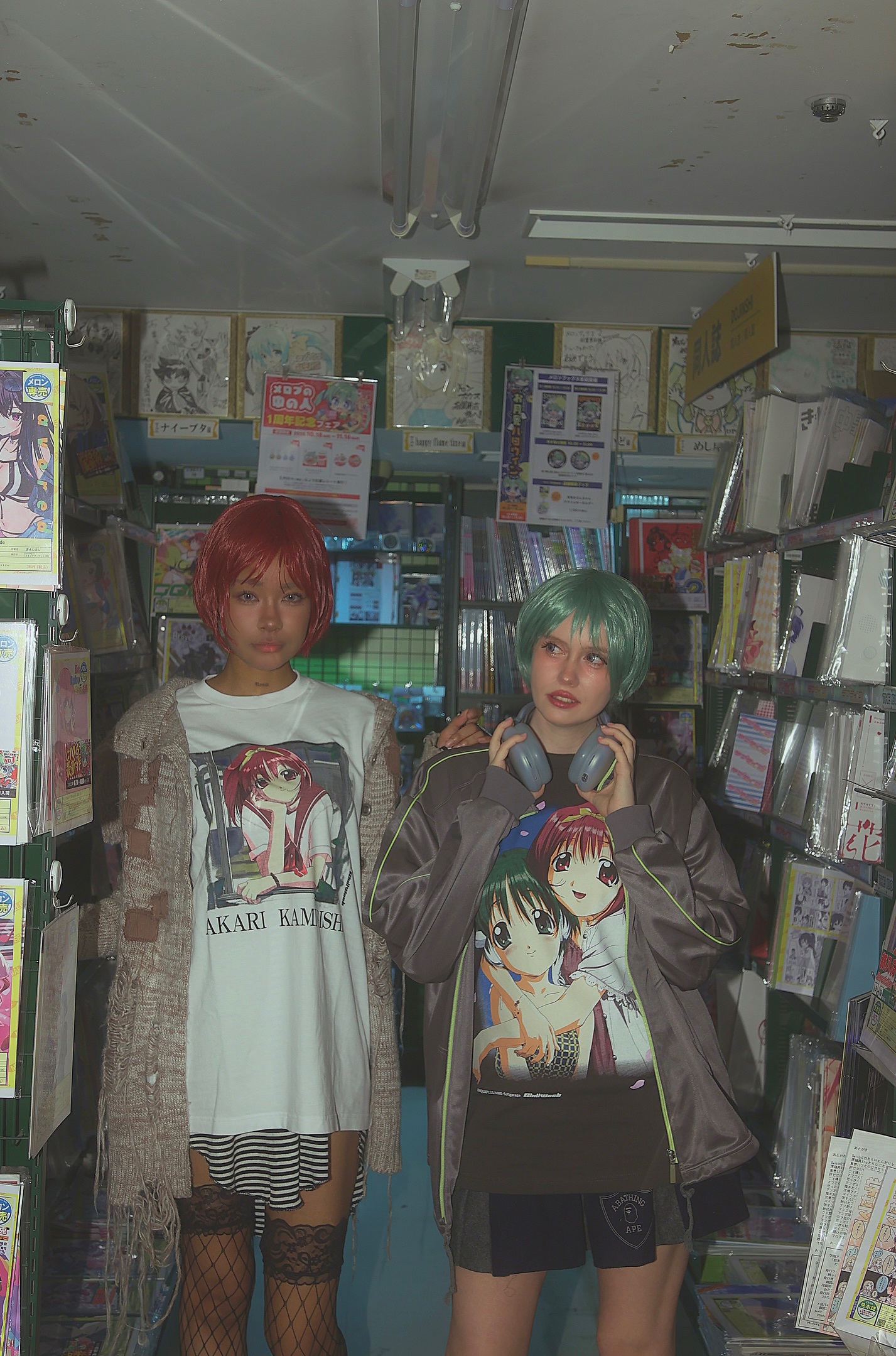 『ToHeart』1999年放映のTVアニメイラストを用いたTシャツが発売決定。TVアニメ第1巻に描かれた印象的なジャケットイラストや、「神岸あかり」が「HMX-12“マルチ”」を抱いている象徴的なイラストをデザインした2種類のシャツが登場_011