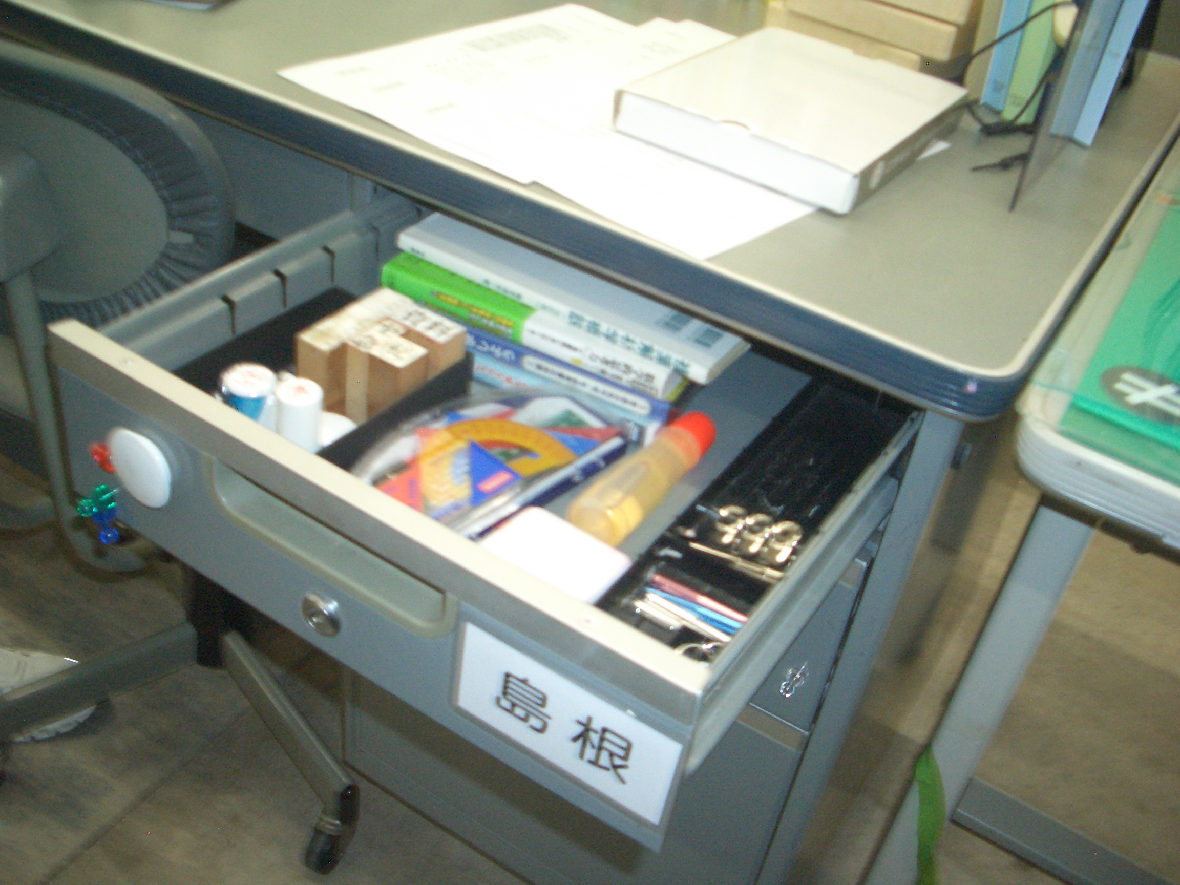 「あの職員室」が本日より開催。“とある中学校の職員室”を再現した体験型展示_001