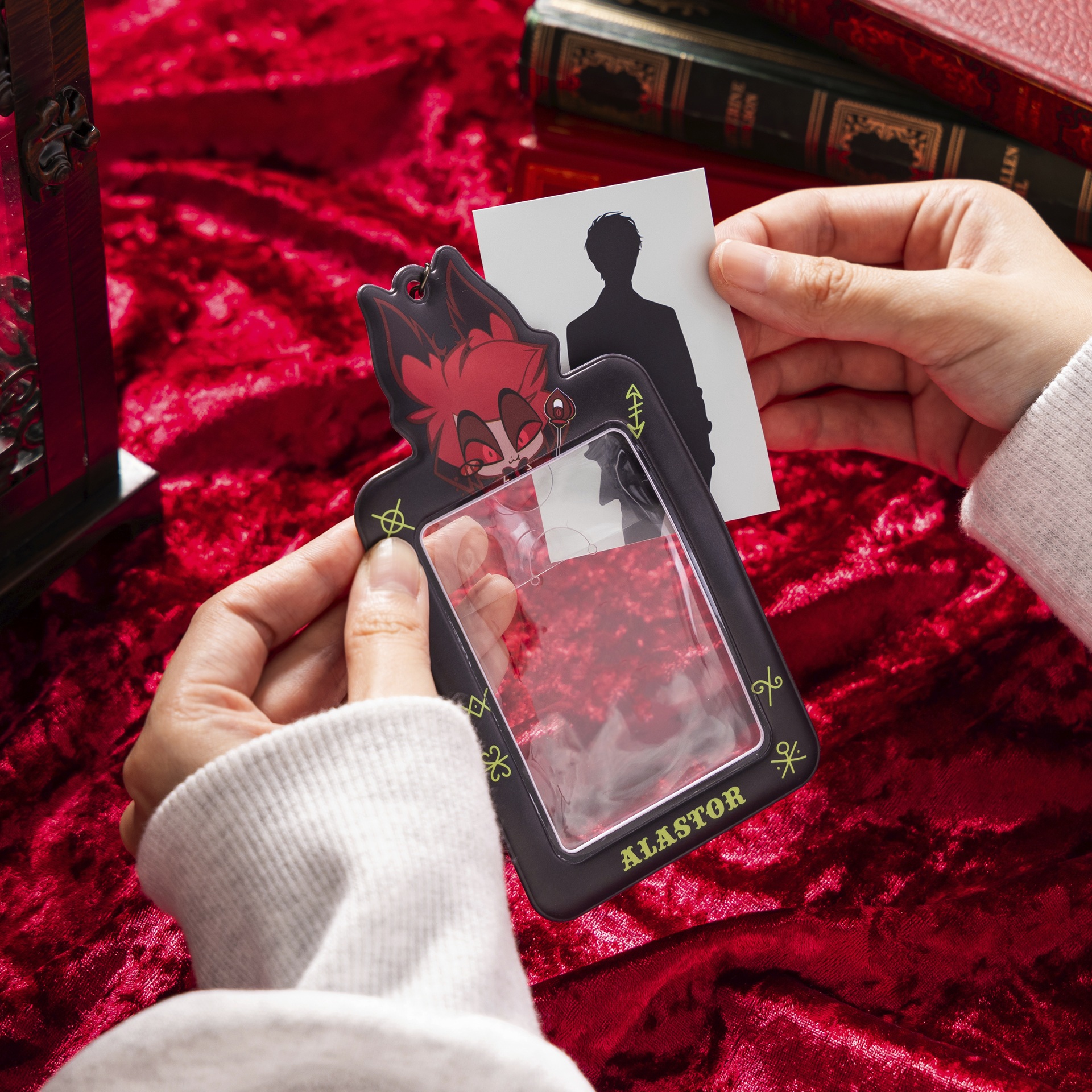 『ハズビン・ホテルへようこそ』のポップアップショップが開催決定_017