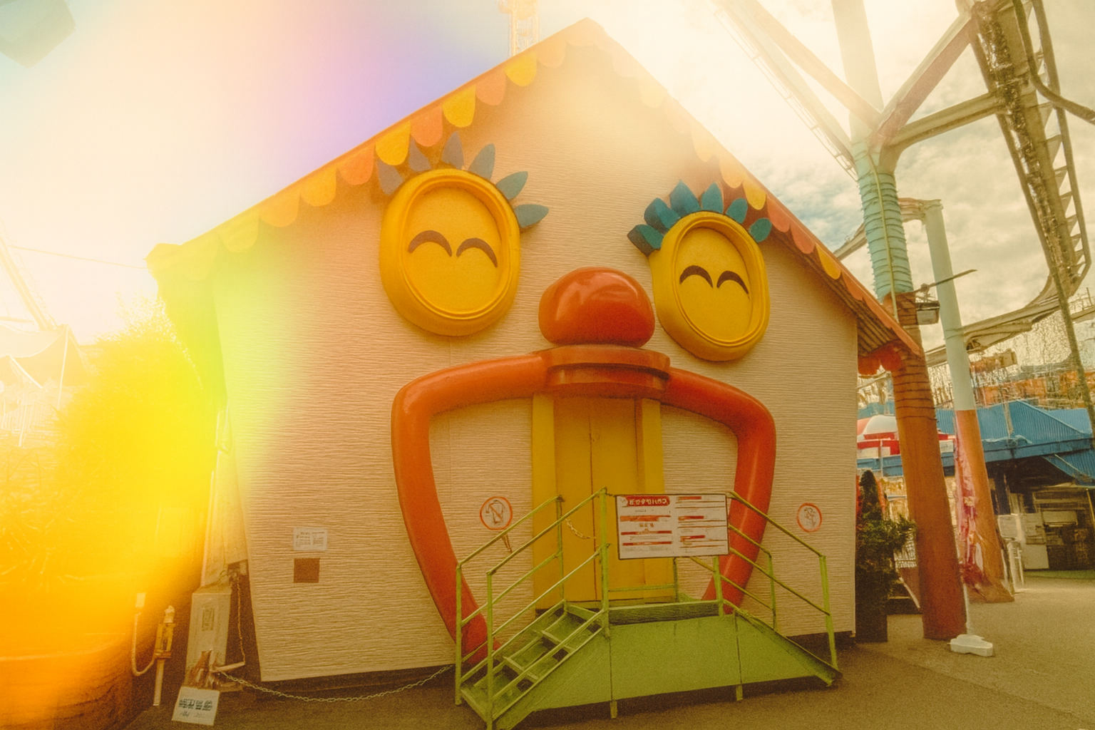 実在の遊園地でリアル異変探しゲームを行う「嘘の遊園地」が2026年1月10日より開催決定_019