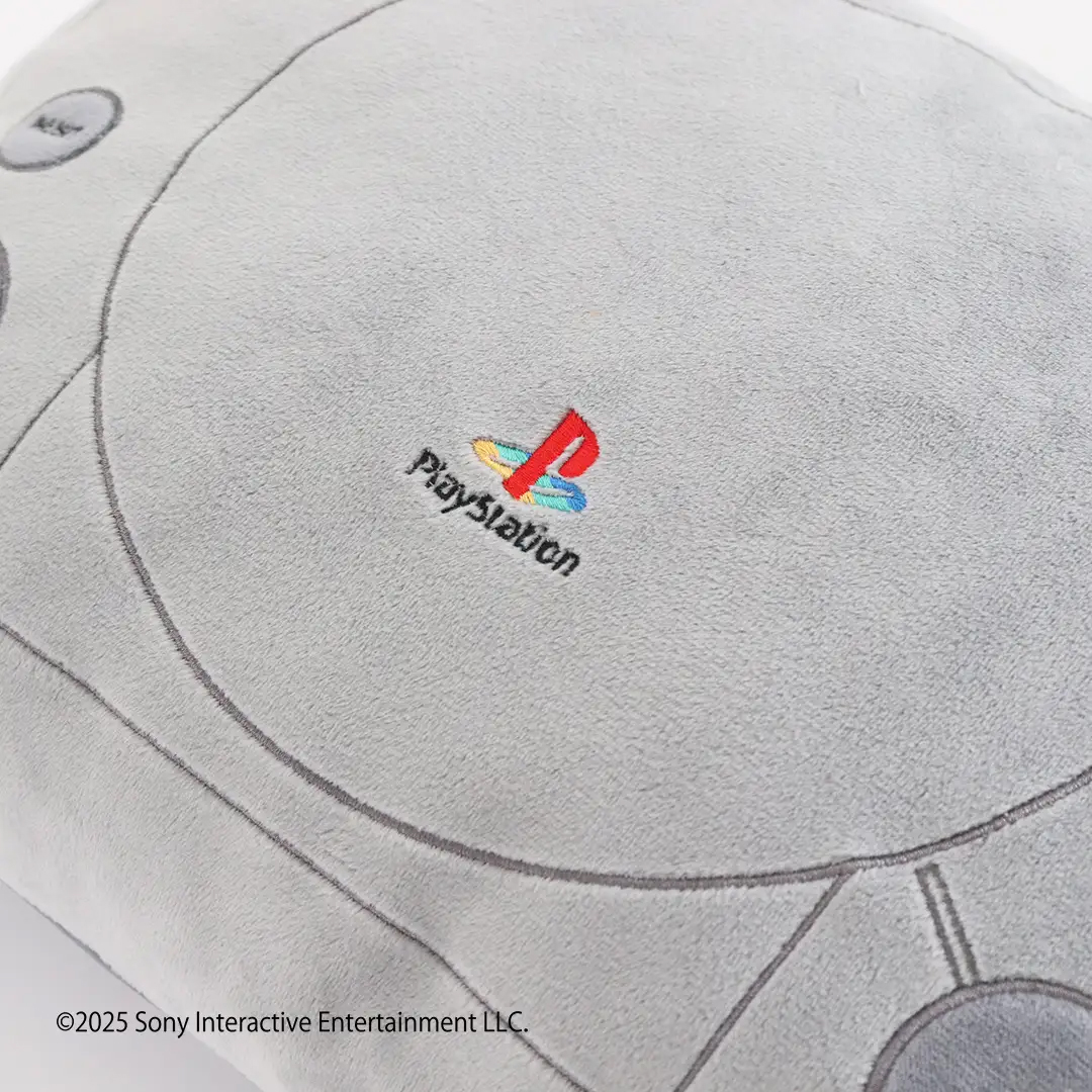 初代プレステのクッションと『ASTRO BOT』のチャームが公式ライセンスグッズとして新登場_002