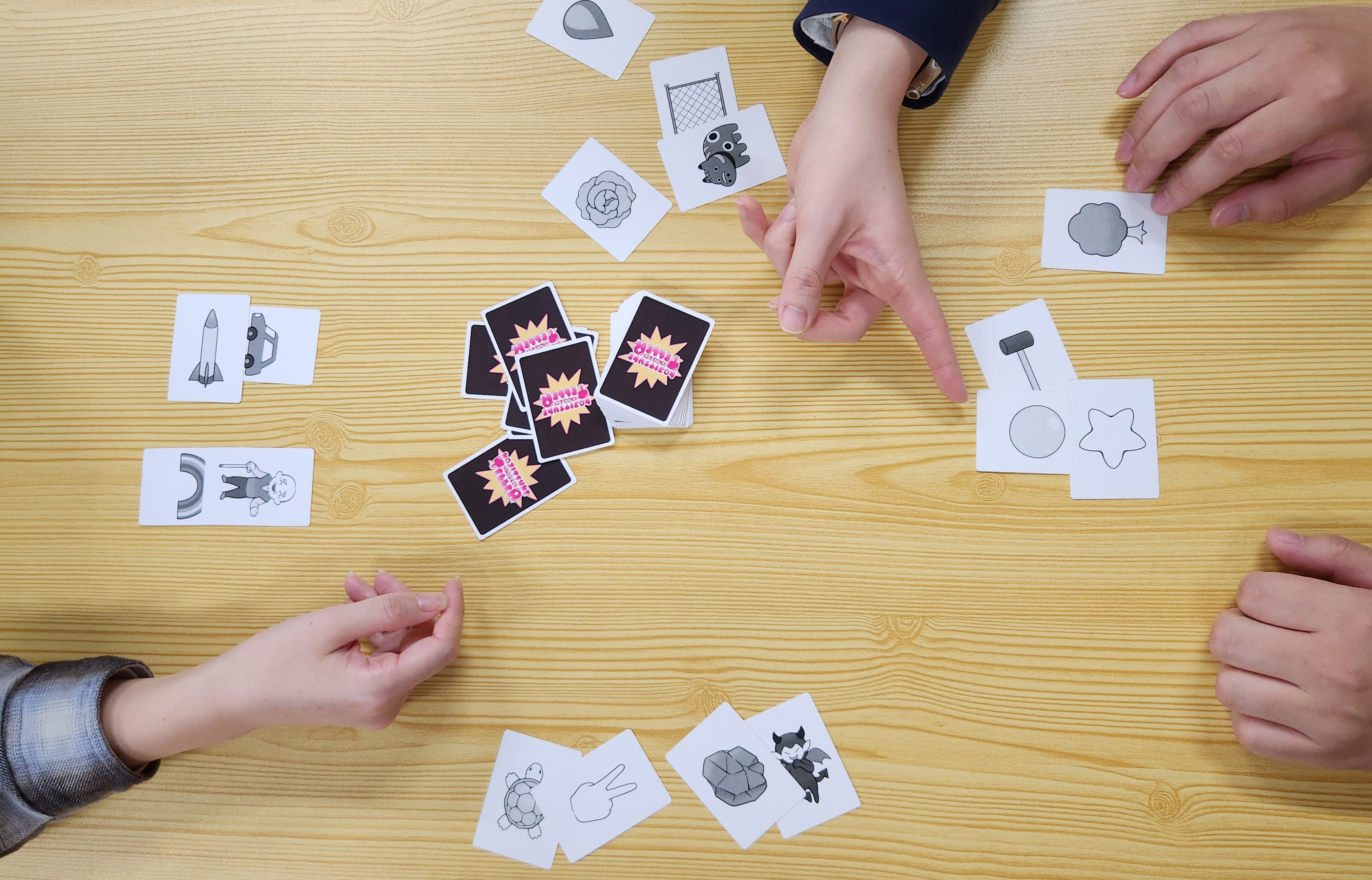 『こじつけてらぁ！』一般販売が開始。“無理やり作った物語”の完成度を競うボードゲーム_004