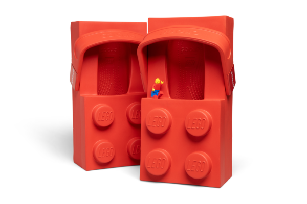 レゴとクロックスのコラボシューズ「LEGO Brick Clog」がすごい_001