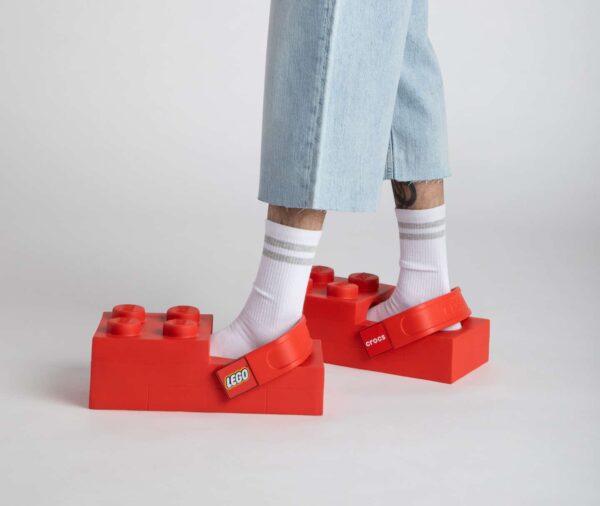 レゴとクロックスのコラボシューズ「LEGO Brick Clog」がすごい_002