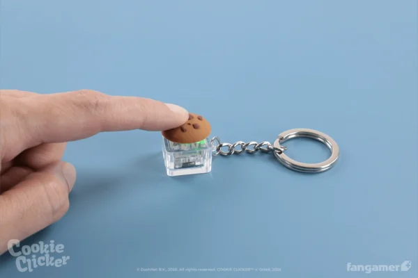 『クッキークリッカー』実際にクッキーを“クリック”できるキーチェーンと、“グランマ”Tシャツが発売_001