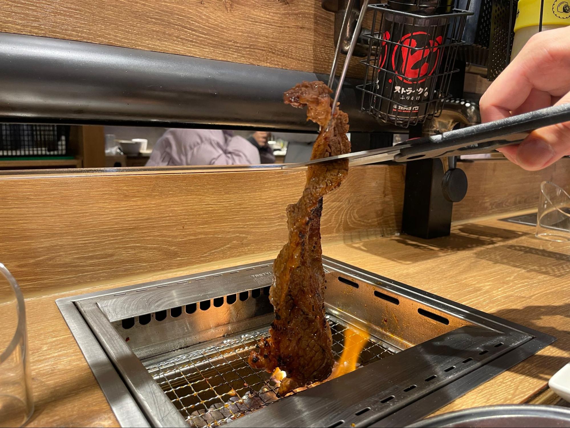 『龍が如く』の焼肉ライクコラボで限界までホルモンを焼いてみたら、肉が燃えた。お肉って燃えるんだ_009