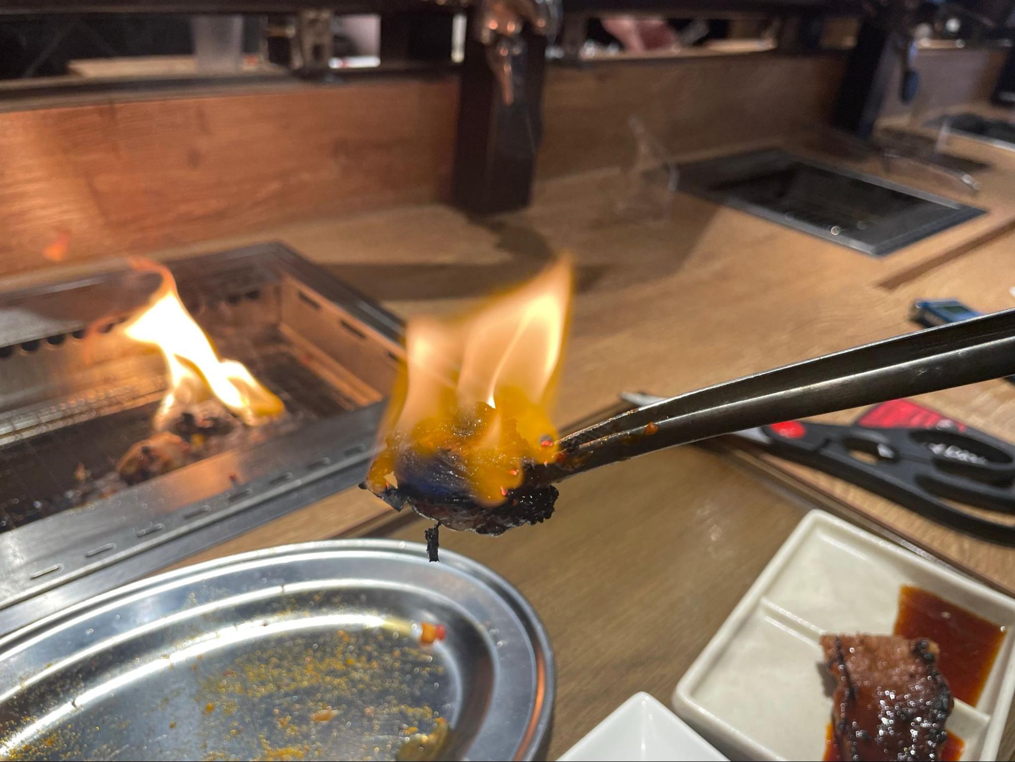 『龍が如く』の焼肉ライクコラボで限界までホルモンを焼いてみたら、肉が燃えた。お肉って燃えるんだ_014