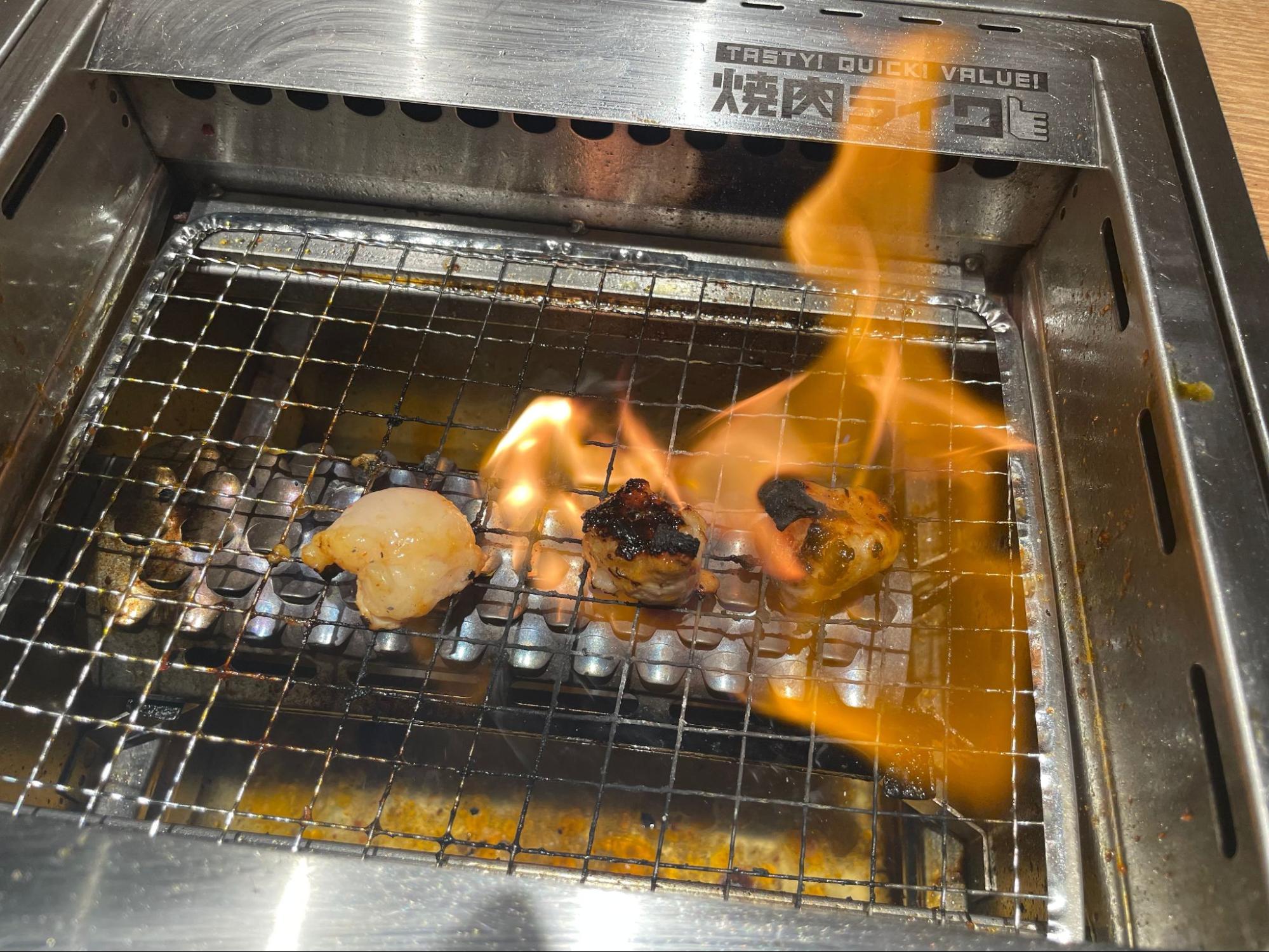 『龍が如く』の焼肉ライクコラボで限界までホルモンを焼いてみたら、肉が燃えた。お肉って燃えるんだ_017