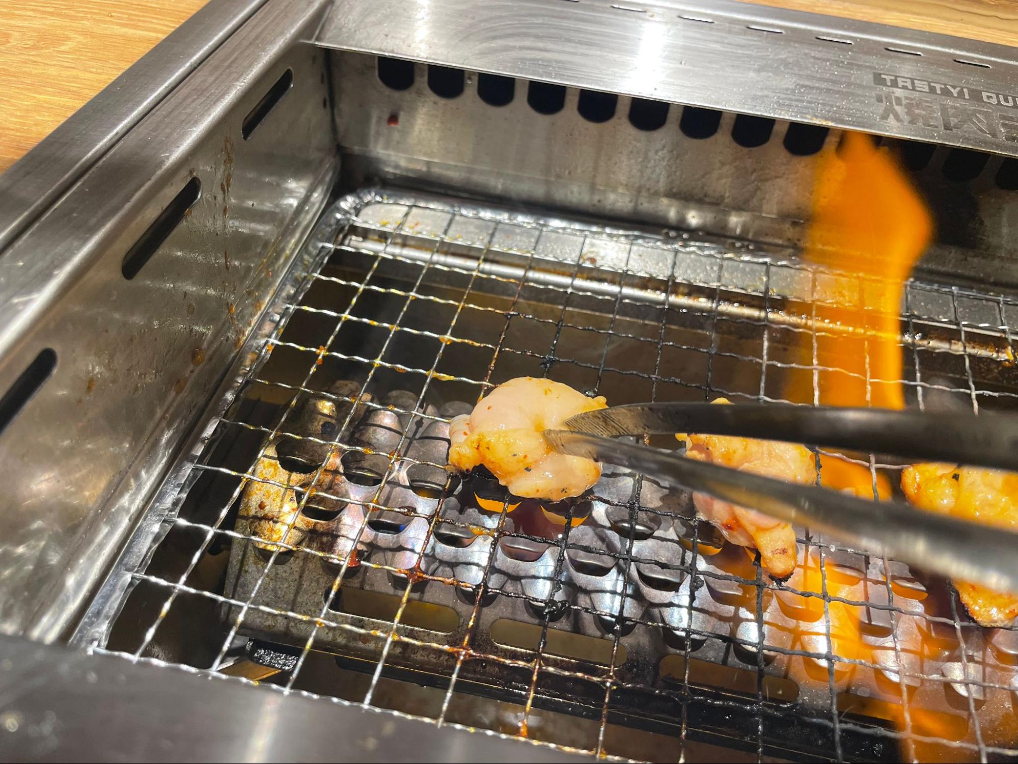 『龍が如く』の焼肉ライクコラボで限界までホルモンを焼いてみたら、肉が燃えた。お肉って燃えるんだ_013