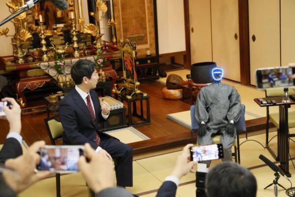 仏教経典を学習した生成AIを搭載するヒューマノイドロボット「ブッダロイド」が発表_005