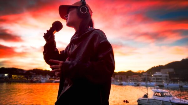 「SHARK BURGER（シャークバーガー）」の先行販売が開始。サメ革を採用したポータブルレコードプレーヤー_019