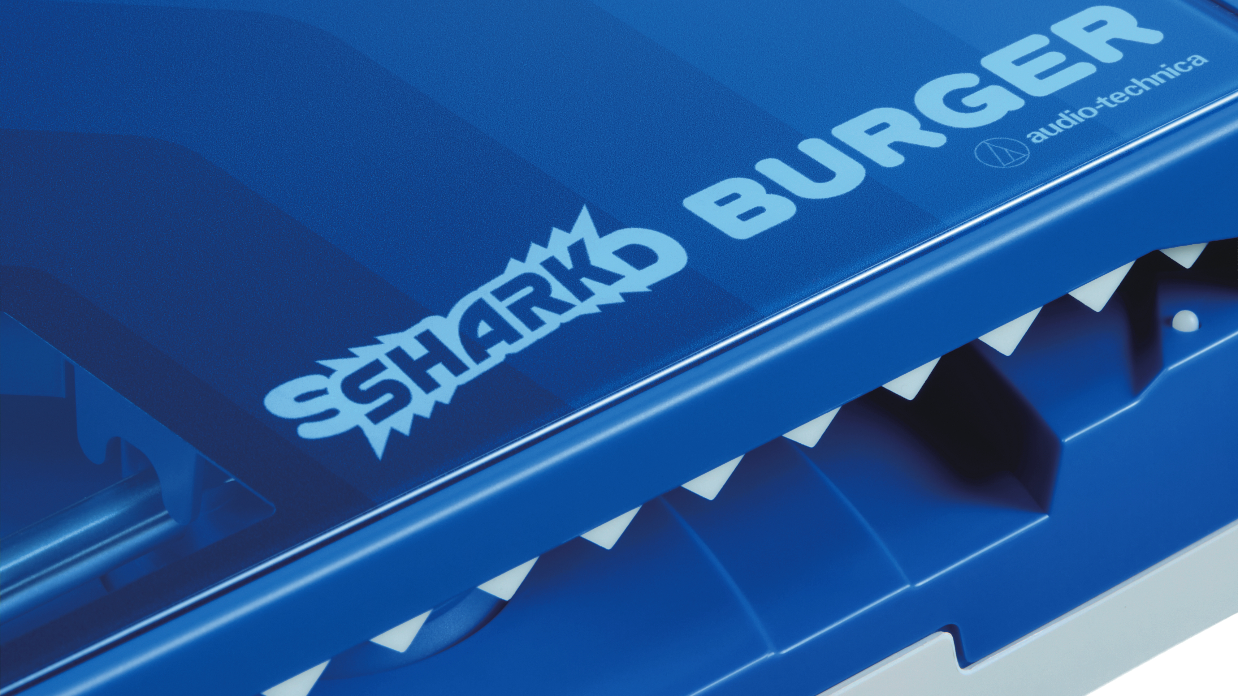 「SHARK BURGER（シャークバーガー）」の先行販売が開始。サメ革を採用したポータブルレコードプレーヤー_005