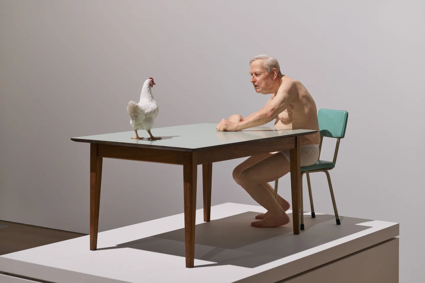 巨大な骸骨や人間たちの彫刻がならぶ展示「ロン・ミュエク」展が4月29日より森美術館にて開催中_004