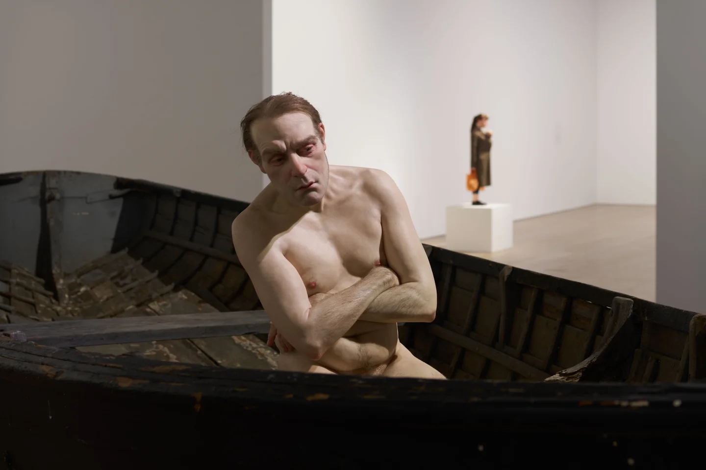 巨大な骸骨や人間たちの彫刻がならぶ展示「ロン・ミュエク」展が4月29日より森美術館にて開催中_013