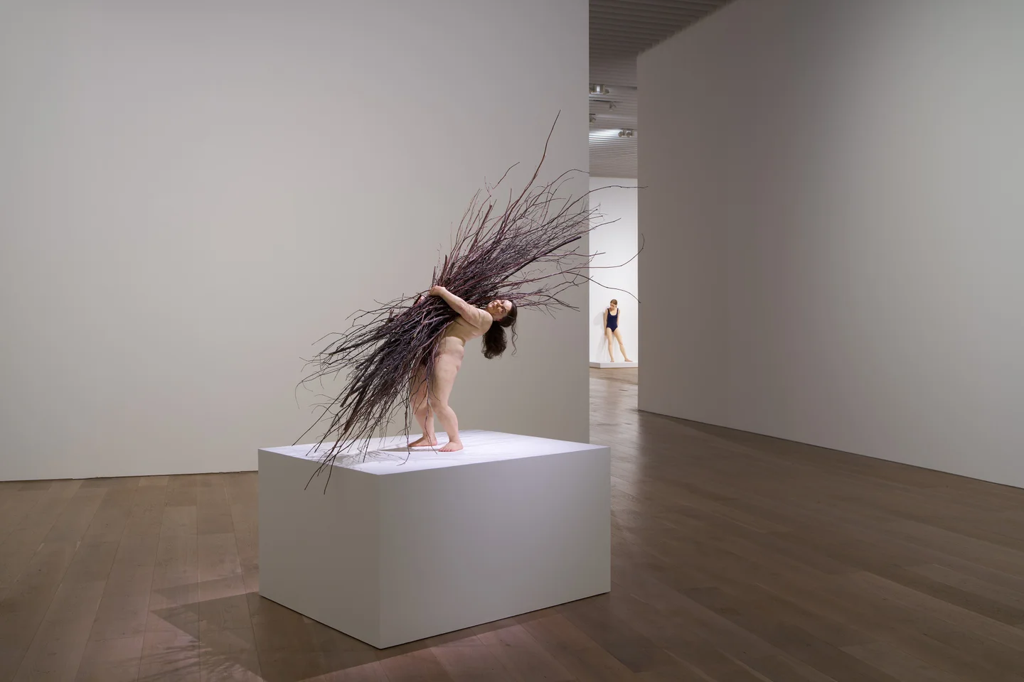 巨大な骸骨や人間たちの彫刻がならぶ展示「ロン・ミュエク」展が4月29日より森美術館にて開催中_014