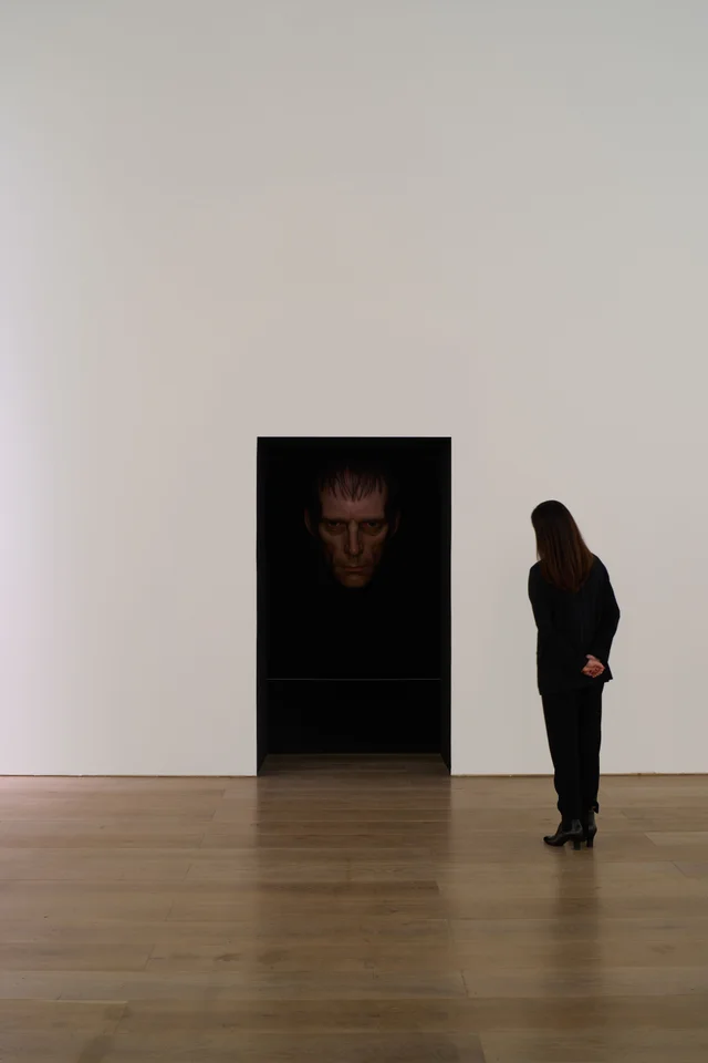 巨大な骸骨や人間たちの彫刻がならぶ展示「ロン・ミュエク」展が4月29日より森美術館にて開催中_011