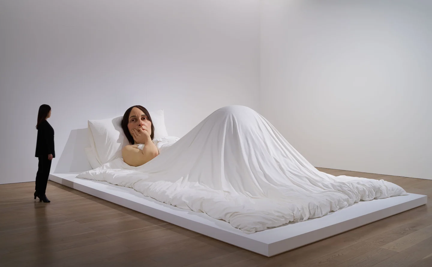 巨大な骸骨や人間たちの彫刻がならぶ展示「ロン・ミュエク」展が4月29日より森美術館にて開催中_002