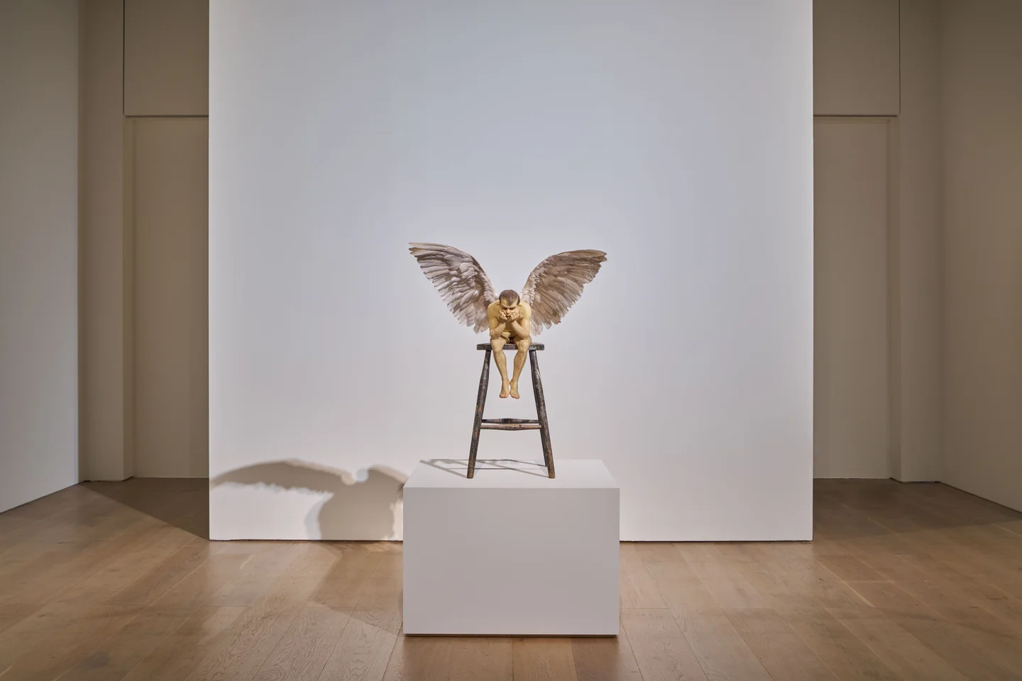 巨大な骸骨や人間たちの彫刻がならぶ展示「ロン・ミュエク」展が4月29日より森美術館にて開催中_001