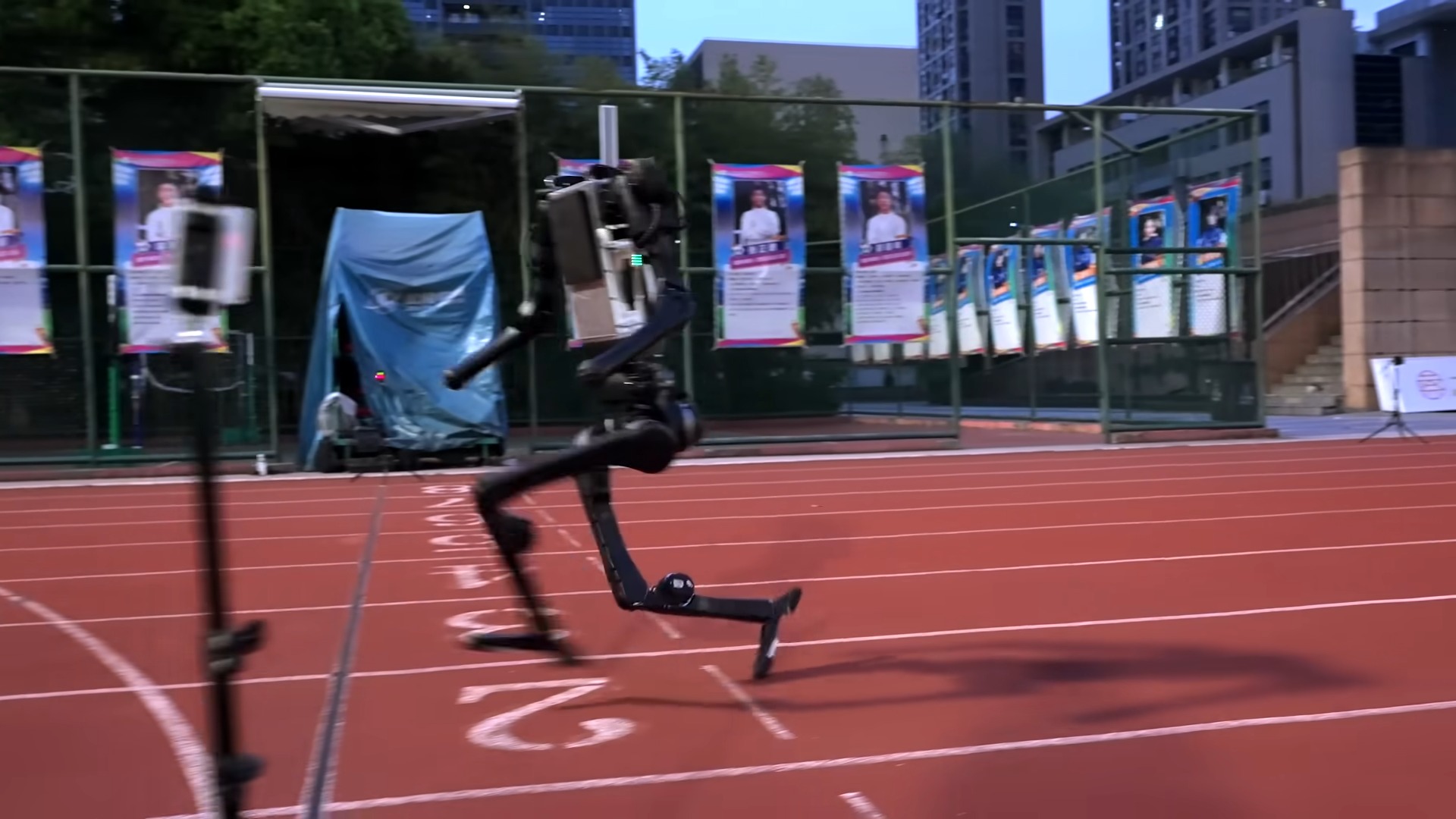 爆速で走るロボットがSNSで話題に。秒速10mでシャカシャカ疾走する姿がシュール。「ボルト級」とコメント相次ぐ_001