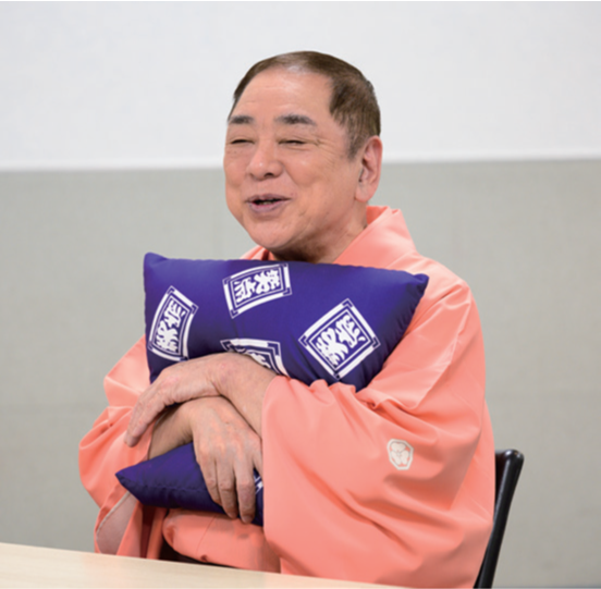 『笑点 FAN BOOK 60周年メモリアルブック』が4月13日に発売。「笑点の座布団」ほんものデザインふわふわクッションが同梱_003