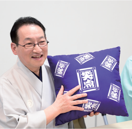 『笑点 FAN BOOK 60周年メモリアルブック』が4月13日に発売。「笑点の座布団」ほんものデザインふわふわクッションが同梱_005