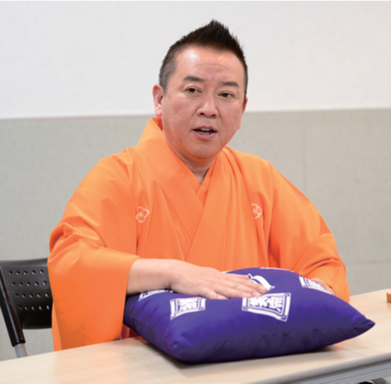 『笑点 FAN BOOK 60周年メモリアルブック』が4月13日に発売。「笑点の座布団」ほんものデザインふわふわクッションが同梱_006